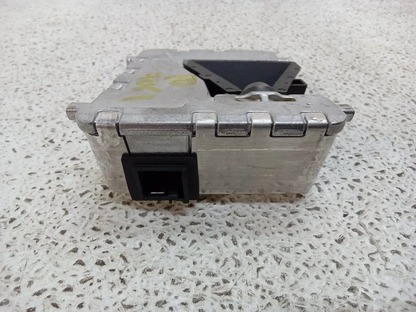 Pre-Owned 14 Mercedes-Benz E-Class Front Windshield Lane Departure Camera A0009009504 OEM (Good)