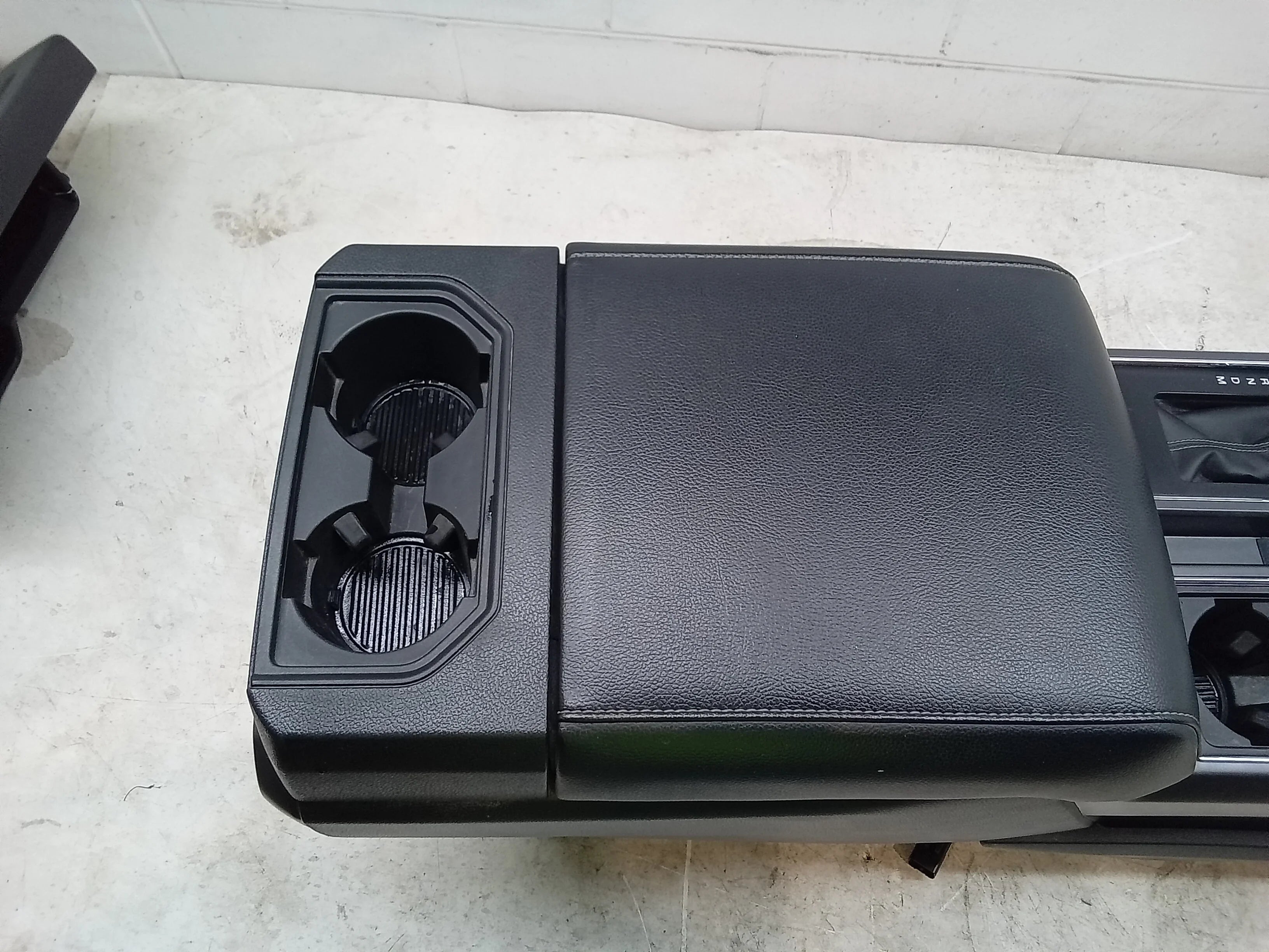 Pre-Owned 19 Ford F150 Floor Center Console W/ Shifter USB 100 Plug OEM (Good)