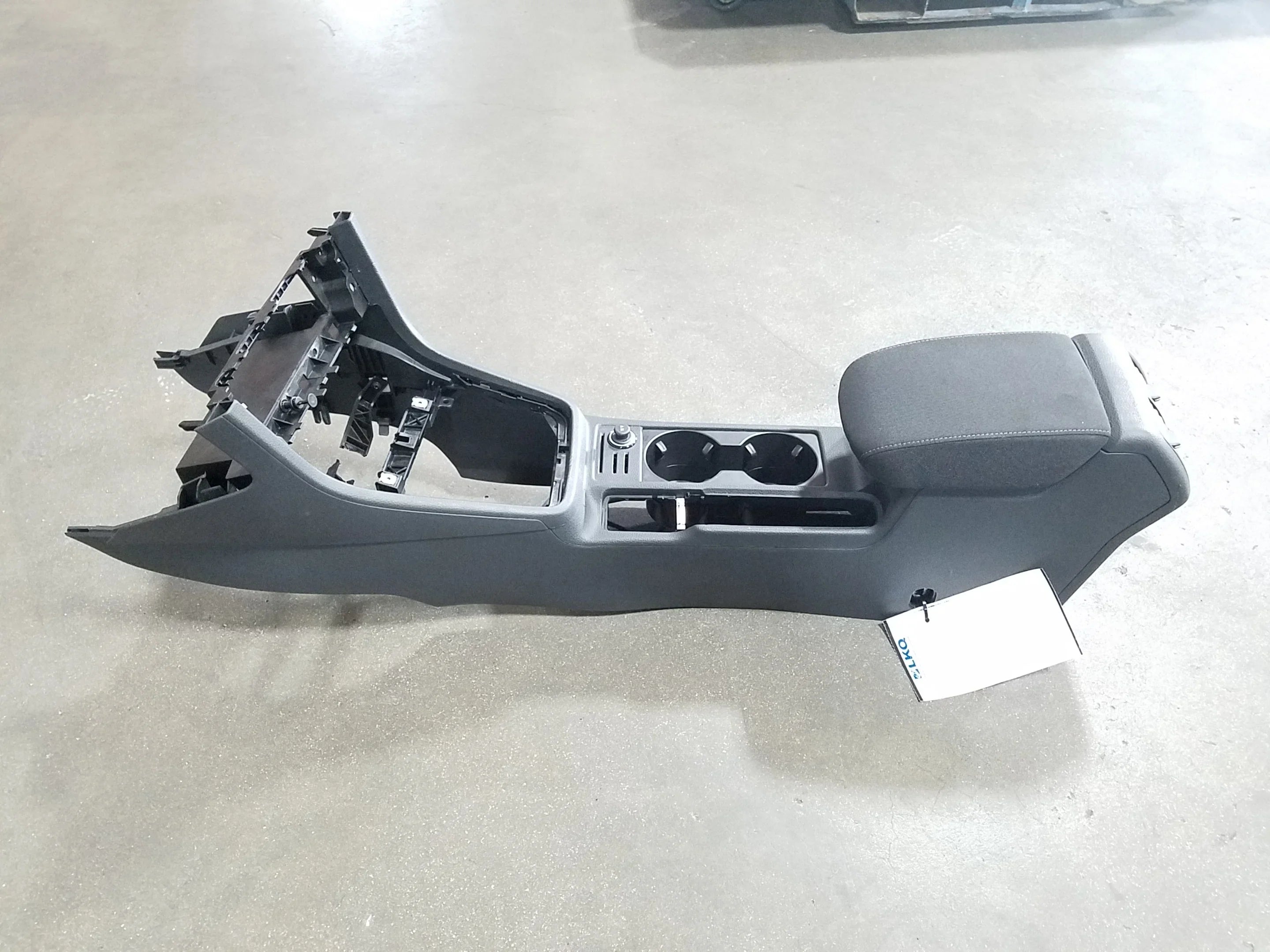 Pre-Owned 2018-2019 Volkswagen Jetta Floor Center Console Assembly OEM LKQ (Good)