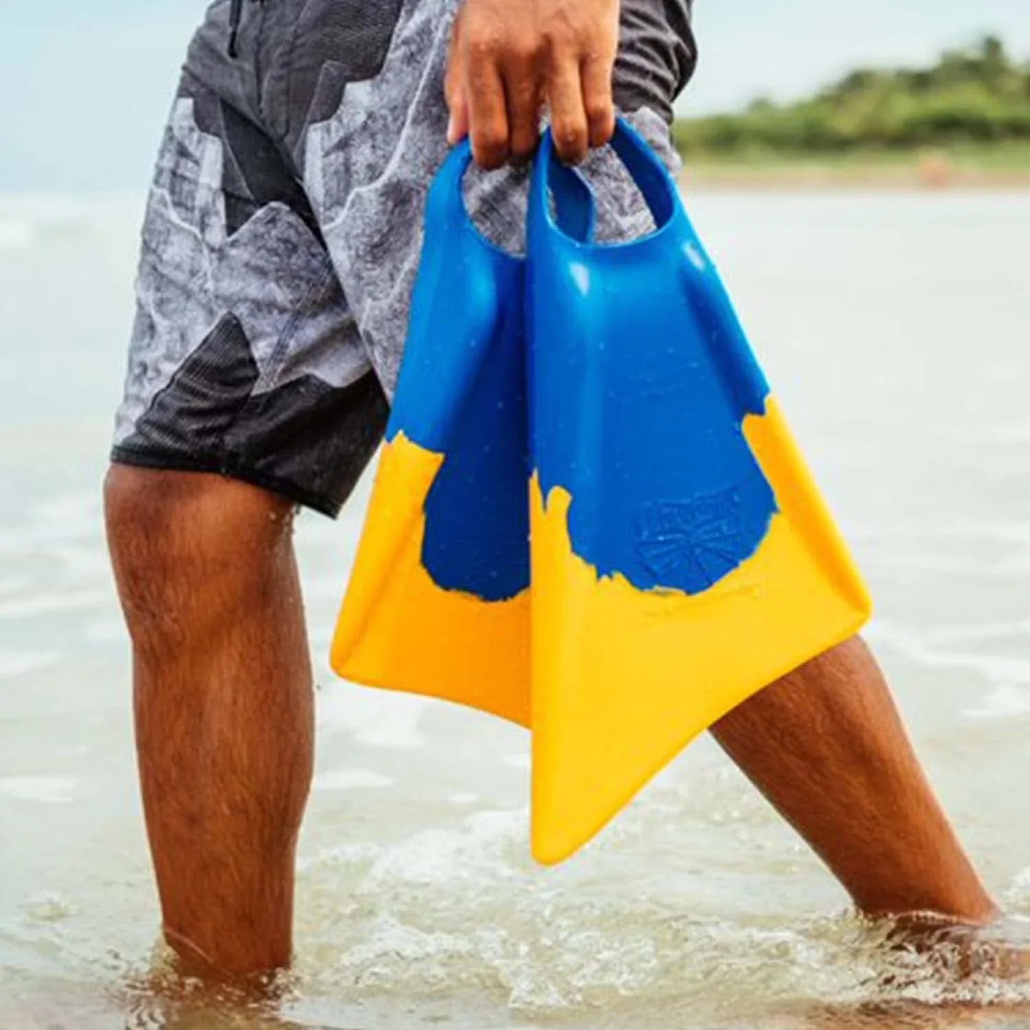 Makapuu Floating Fins | Comfortable Fit Fin Flippers | Patented Dolphin Tail Swimfins For And Performance | Made Of 100% Natural Gum Rubber | Swimming, Diving, Surfing, Bodyboarding